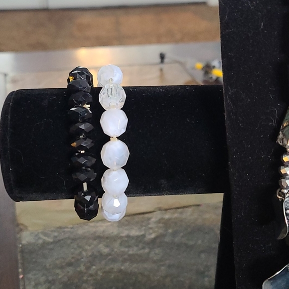 Beaded double strand necklace and bracelets - Picture 3 of 9